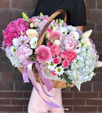 Цветочная композиция из Розы, Хризантемы, Пионы и Лизиантусы в корзине в Калиновском