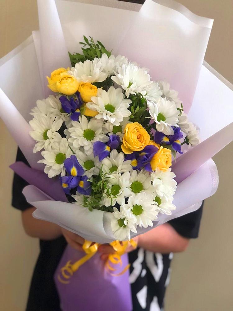 Букет цветов из: Ирисы, Хризантемы и Розы в Калиновском