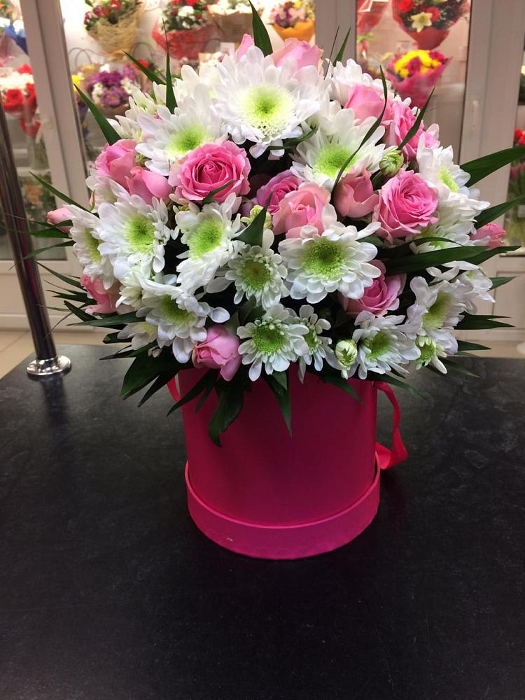 Цветочная композиция из Розы и Хризантемы в шляпной коробке в Калиновском