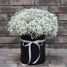 Цветочная композиция из Гипсофила в шляпной коробке в Калиновском