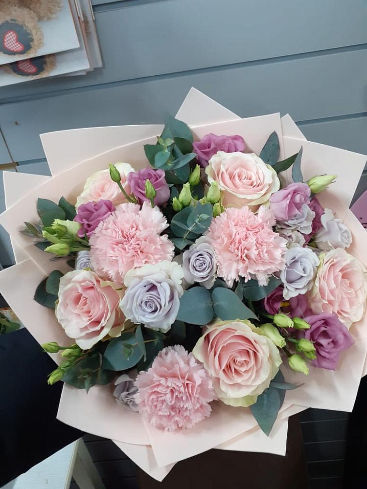 Букет цветов из: Розы, Гвоздики и Лизиантусы в Калиновском